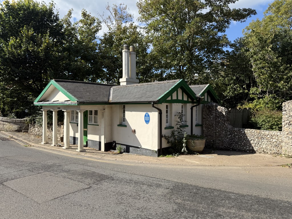 Lot: 120 - FORMER TOLL HOUSE WITH GARDEN - Front of The Toll House